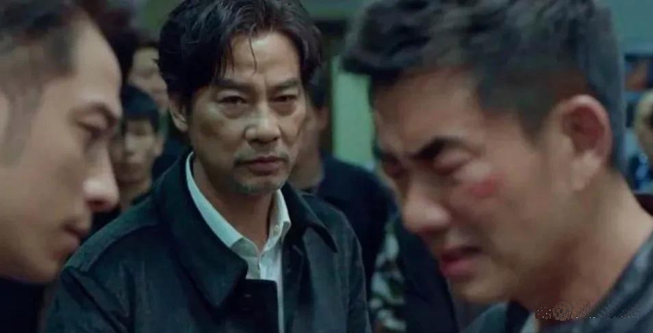 1997年，《心太软》大红，任贤齐回武汉探亲祭祖，而墓碑上刻着父亲的名字，可是父