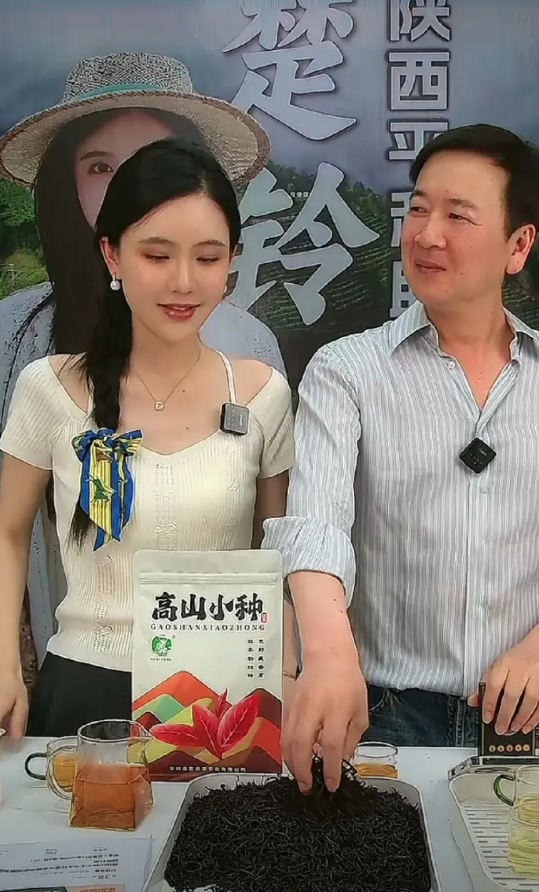 5月4日，杨钰莹前男友赖文峰开启直播带货之旅！
赖文峰首次踏入直播间，带来的是一