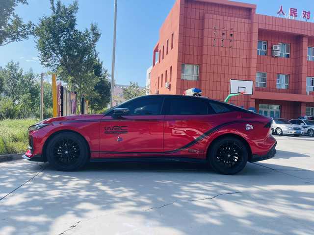 univ红色帅到没朋友
红色帅到没朋友。可惜的是，22款运动版加利息，落地12.