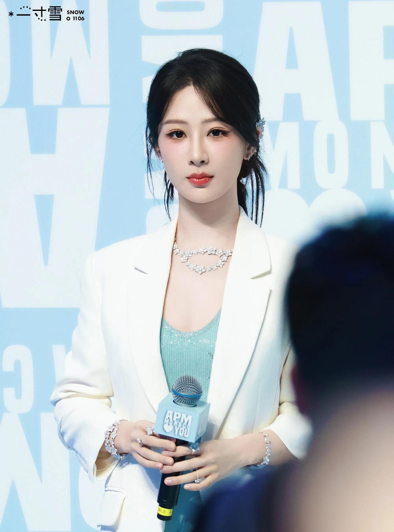 杨紫今天晚上参加成都A P M线下活动生图出炉！这个是前方站姐发出来的生图，好能