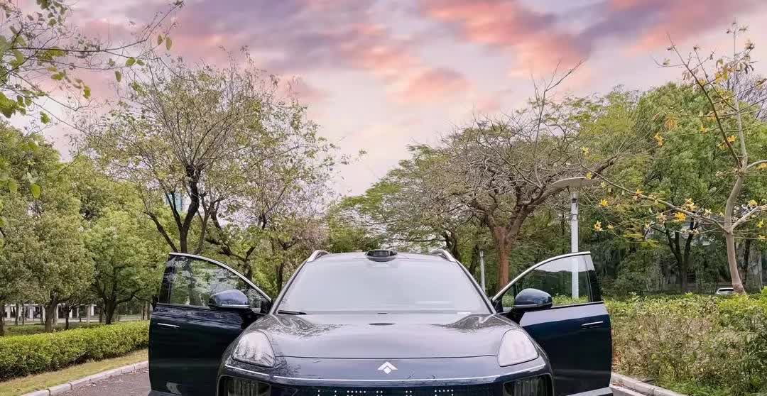 不管你信不信，这就是赤裸裸的现实：

电车30万：使用10年，电费1万，卖1