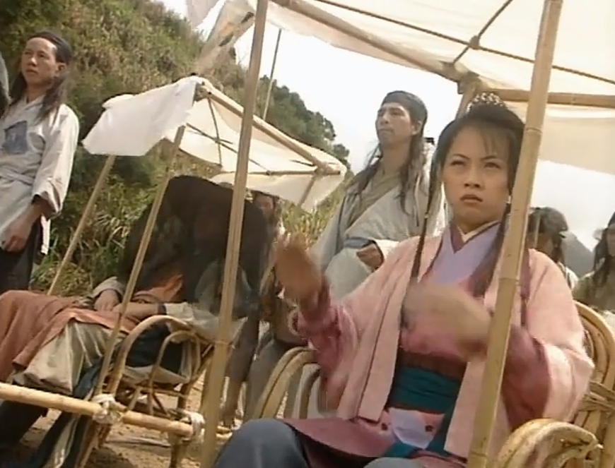 阿紫的这个举动证明她承认了自己的身份
段正淳的五个女儿：木婉清、钟灵、王语嫣、阿