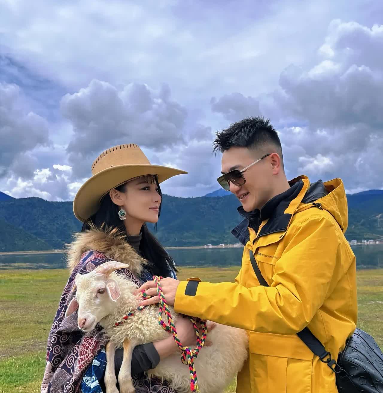 张馨予是娱乐圈最大方晒幸福的女明星了！跟何捷结果多年，仍然幸福的像个小女孩，真让