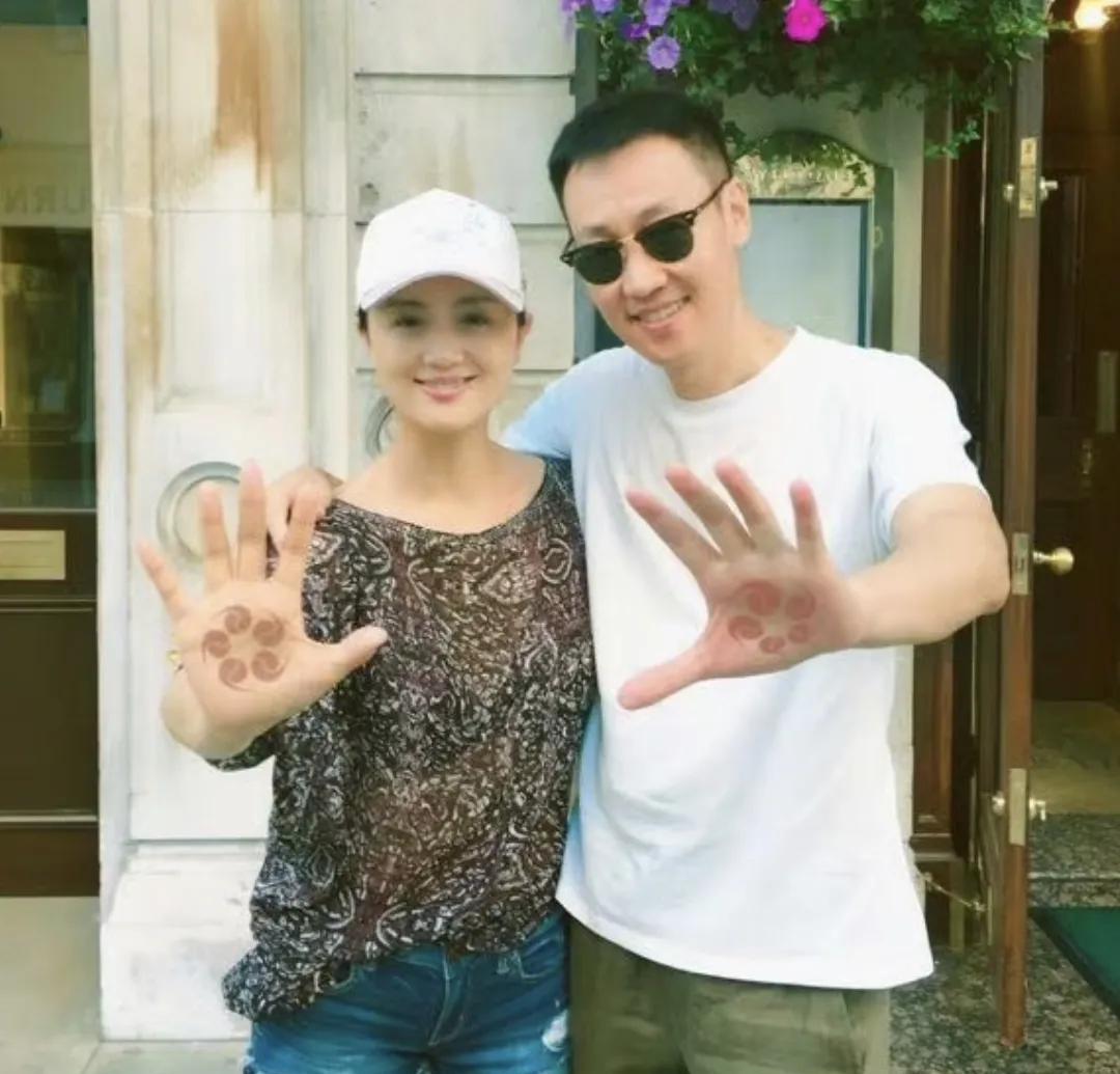 大家发现没，辛柏青和朱媛媛两个人做的事，真的是门玄学。



在演艺圈这个名利场