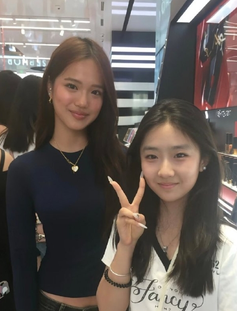 钟丽缇17岁二女儿在北京三里屯逛街被偶遇，她化着大浓妆，穿着小短裤，打扮非常成熟