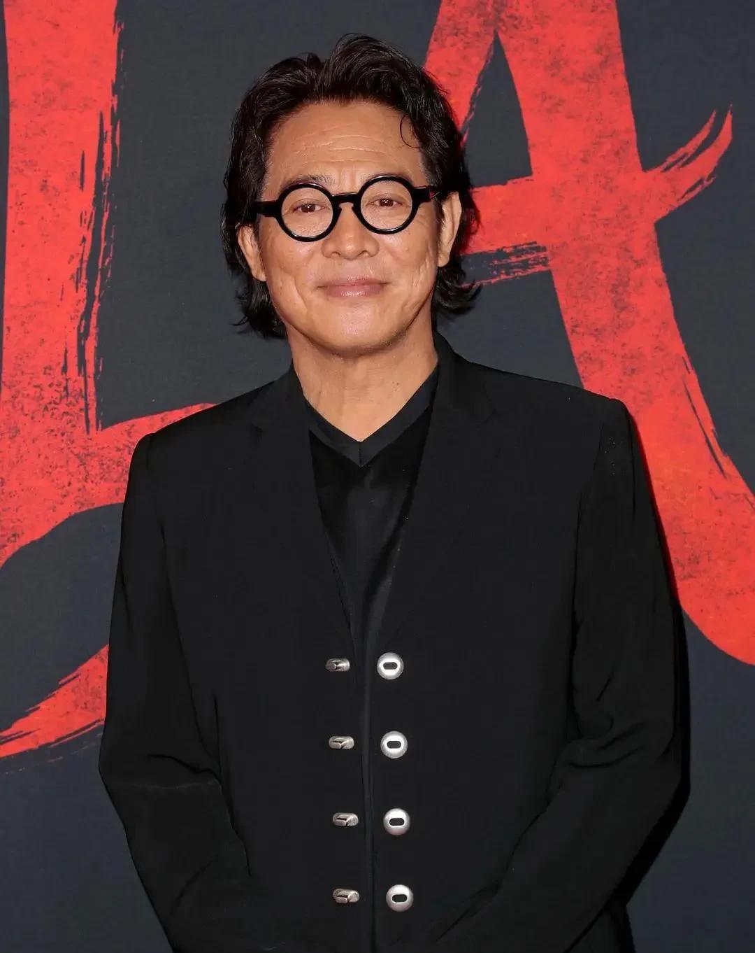 主持人问李连杰:“所有跟你演过戏的女演员，你连电话号码都不给人家留，是真的吗？”