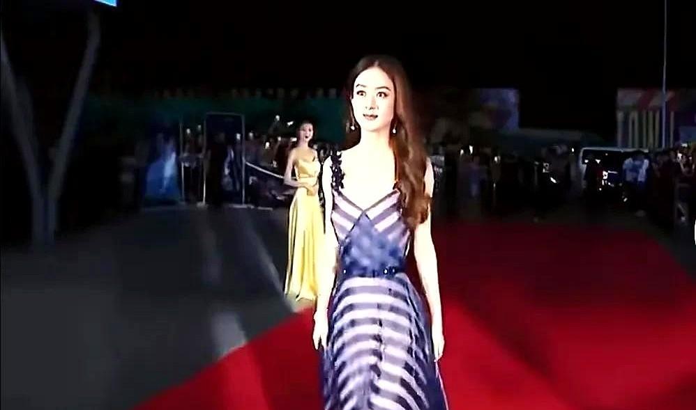 中国女演员赵丽颖出席纽约翠贝卡电影节，走红毯造型简直封神，气场全开，美到极致！