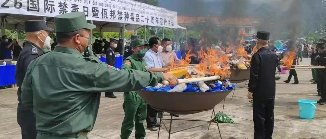 他信都有指控佤邦军，他信之所以说出来，就是不让自己的女儿佩通坦总理张口。因为毕竟