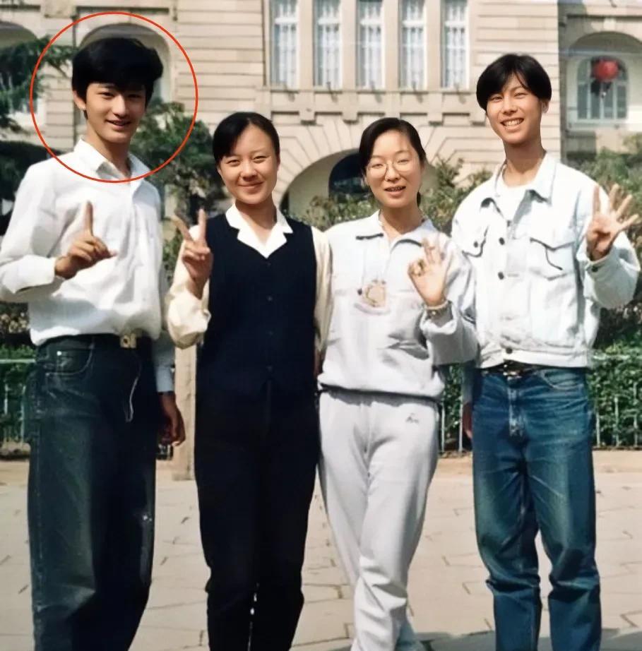 1993年，一位16岁的小伙子与他的三位高中同学的留影旧照，谁也没有想到，在过了