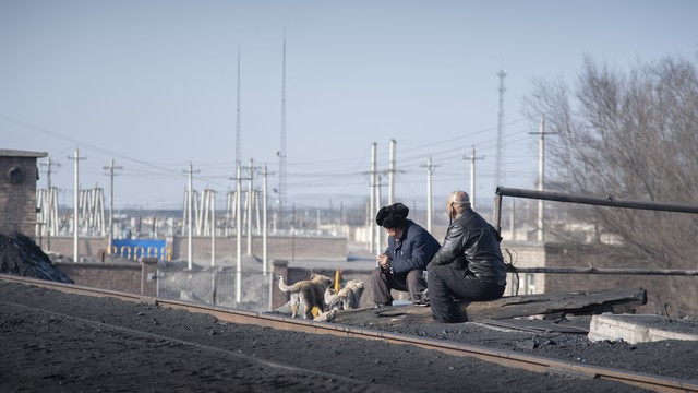 你按下的每一个开关，都连着几百米深处的轰鸣：这才是煤矿最真实的样子