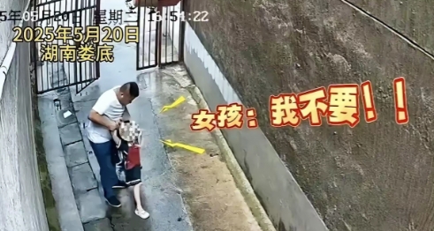 家人们刷到这事儿真让人后怕！不是说有个男的对6岁女童伸魔爪，而是细想一下：要是当