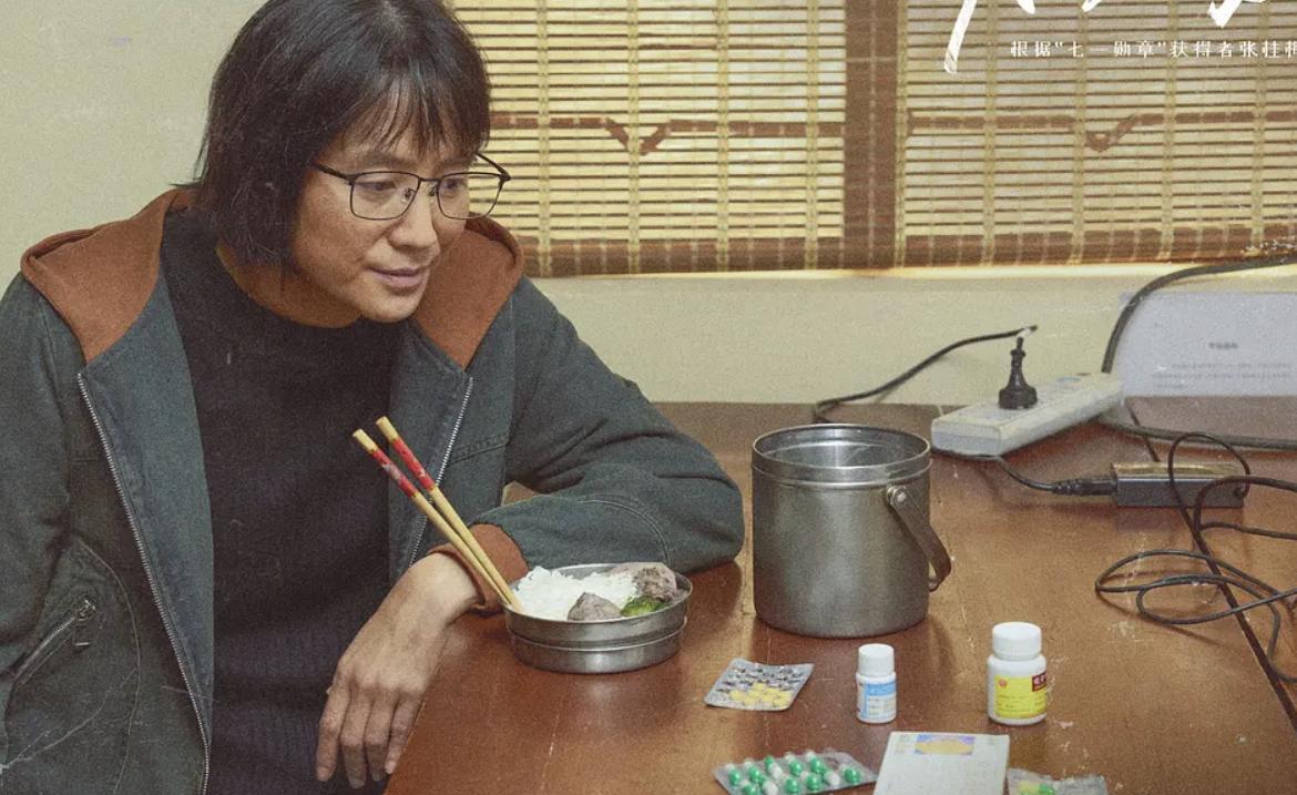 闫妮没拿视后还是有点可惜的。
毕竟她在电视剧《小巷人家》中确实演的相当不错！
不