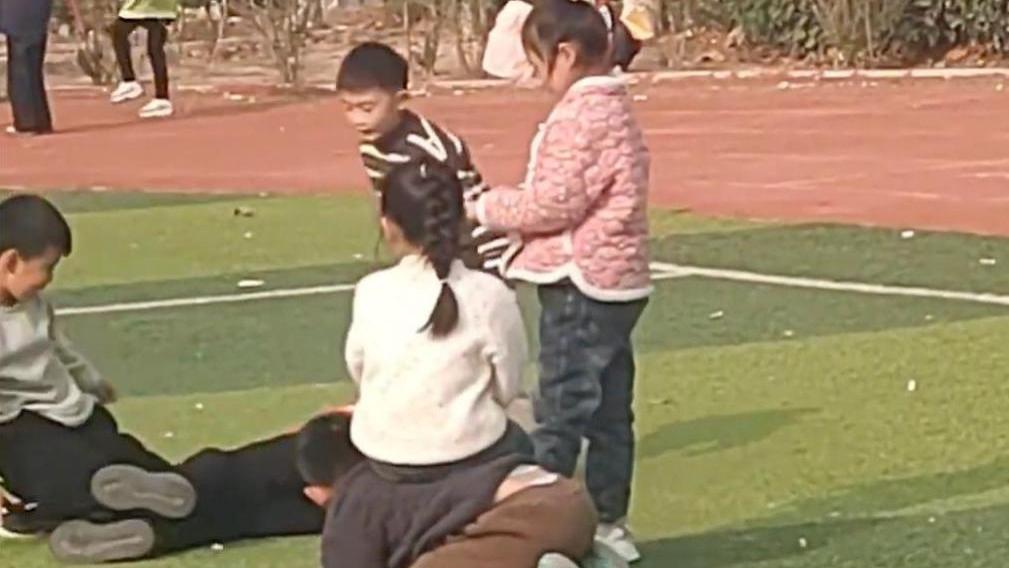 踩脸事件引发家长冲突，公职身份能否改变事实？