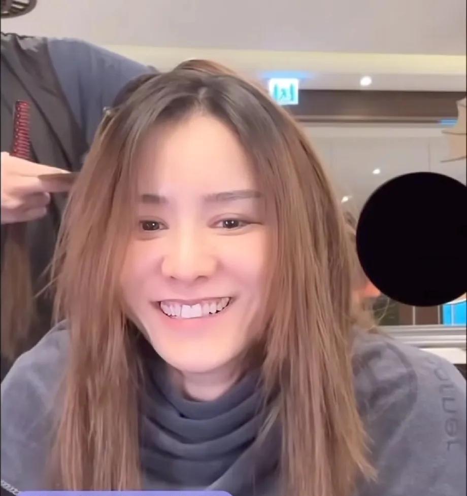 林峯老婆张馨月最近直播状态不佳，面相显苦、心事重重，素颜显老，门牙也被指奇怪。 