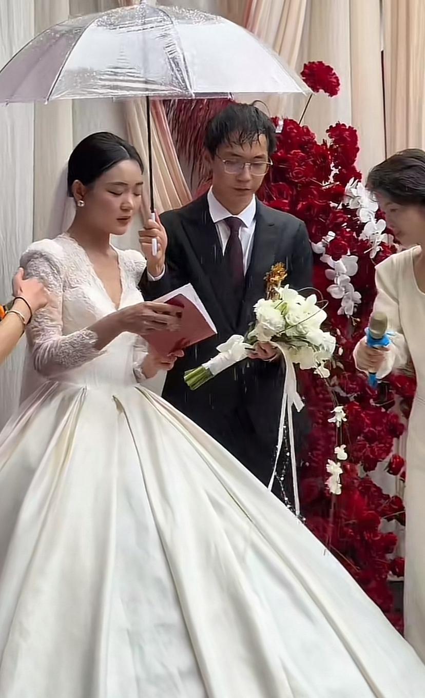 就凭他把伞会往你这边打，这个男的就不会太差。