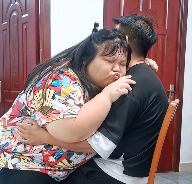 “不许减肥。”一男子追到小自己10岁的校花，硬是把她宠成200斤的大胖子，还说能