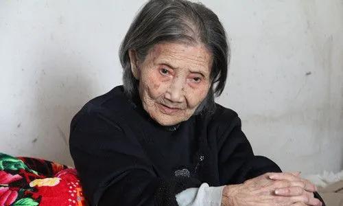 1935年，“湘西魔王”张平走进了16岁杨炳莲的家里：“我看上了杨炳莲，要娶她为