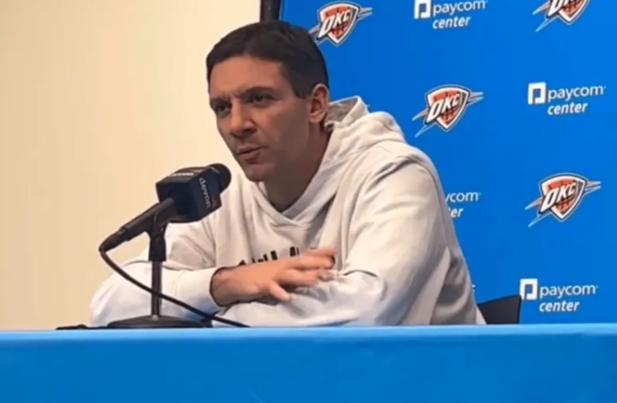 NBA常规赛，雷霆以121-92战胜湖人。
本场比赛，雷霆球员谢伊-吉尔杰斯-亚