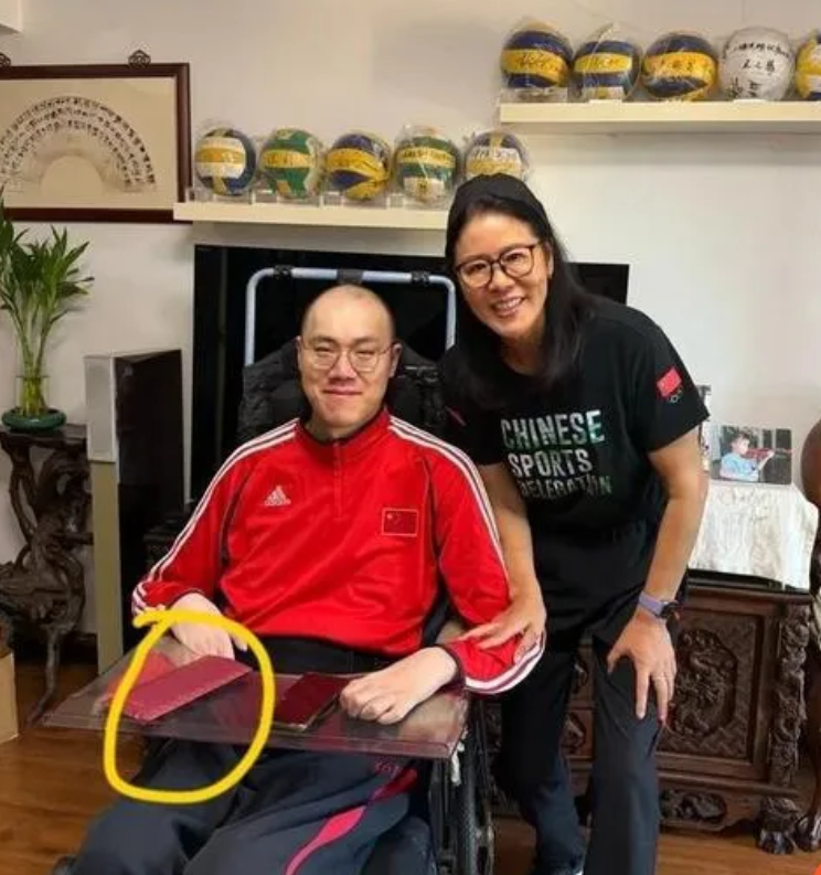 谁看哭了！郎平刚回国，转身就去上海见周苏红前夫，桌上红包太戳人
 
谁能想到，郎