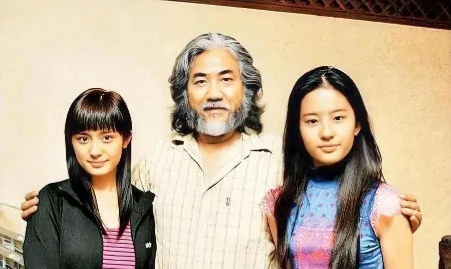 中间这位老爷子是谁？能够同时抱着杨幂刘亦菲合影，一定有背景