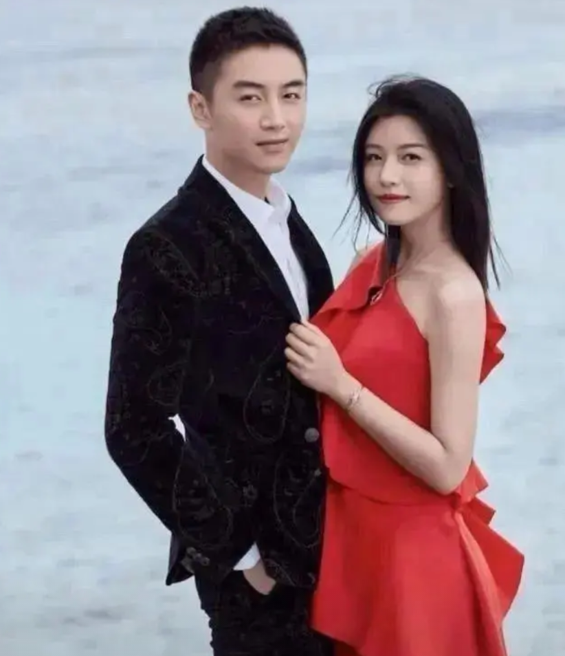 本来以为陈晓陈妍希离了就离了，

肯定就清净了！

结果发现还是太天真了，你看再