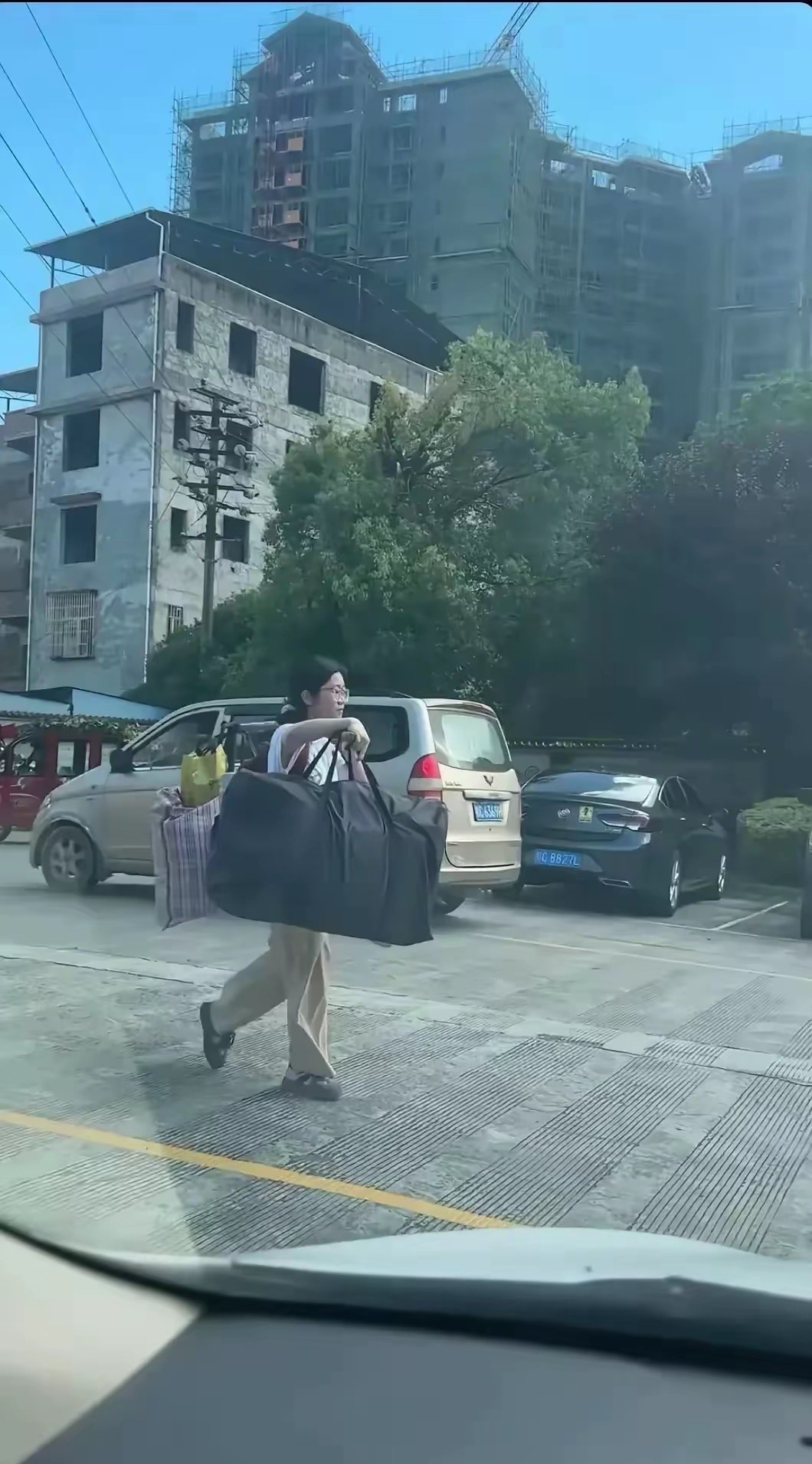 高考后挑行李回家女生婉拒资助彰显文人风骨