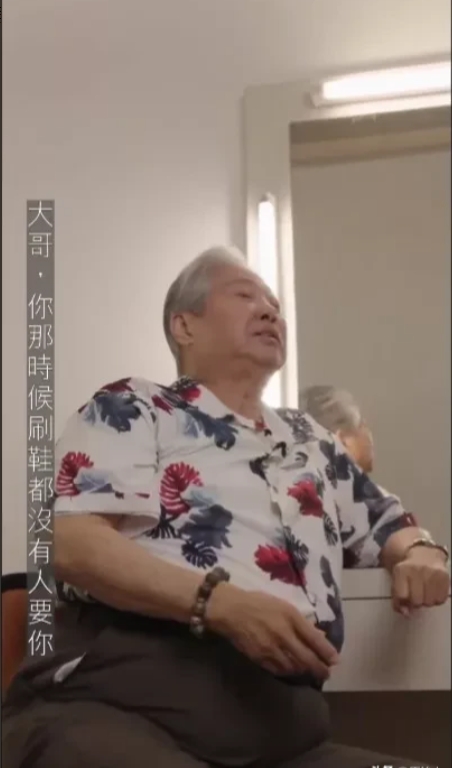 洪金宝说现在那些说比李小龙厉害的人，在李小龙那个时候帮李小龙提鞋都不配。

洪金