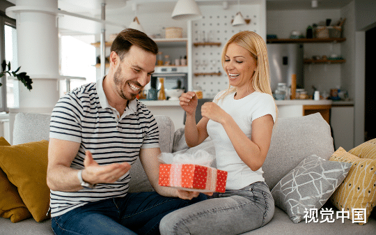 丈夫执意去机场接白月光，结果害死他妈