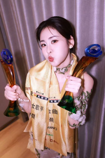 周深、张韶涵再添实力战友，张碧晨加盟江苏卫视跨年，天籁集结坐等开唱。 ​​​