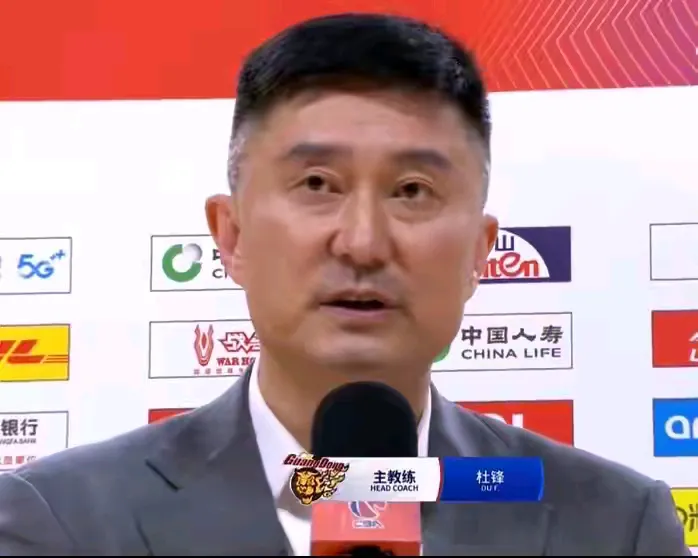 杜峰点评吉伦沃特被驱逐

“当时我没太注意，等到他对着裁判抱怨，我才反应过来。”