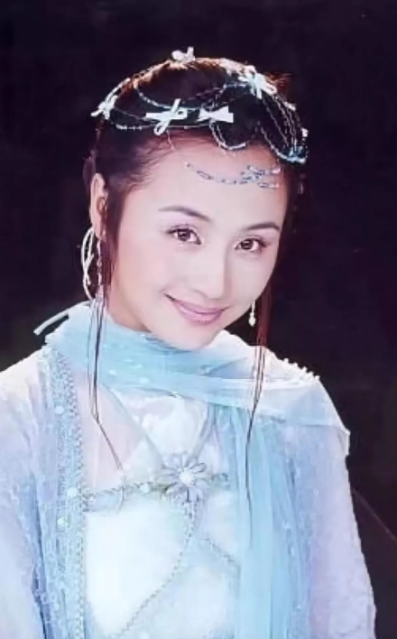 2002年，“央视综艺一姐”曹颖面临的一个两难选择:如果选择拍戏，那就得离开央视