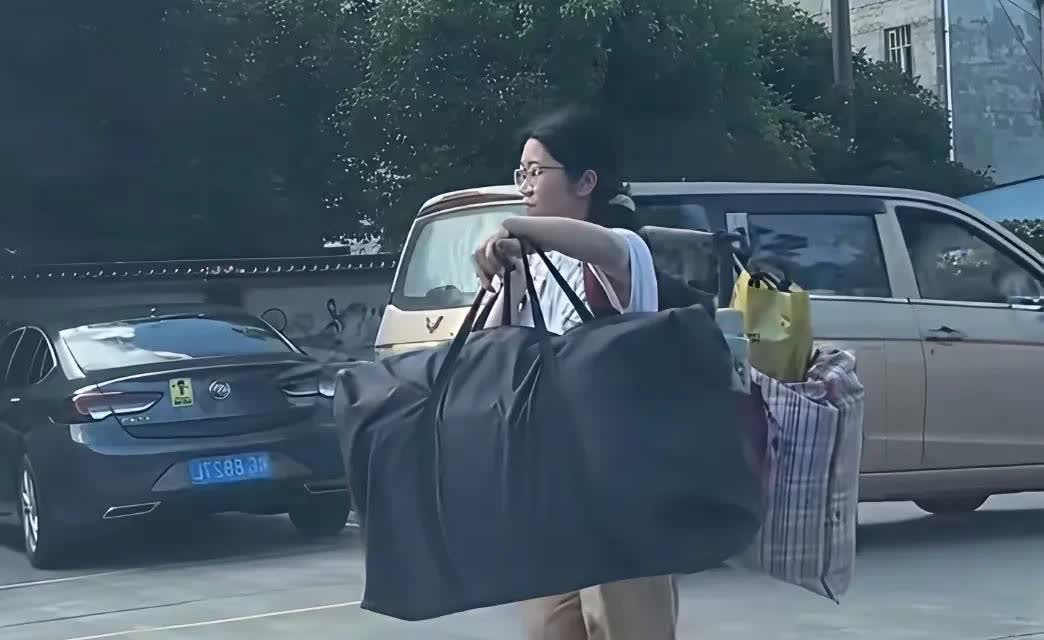 农村的孩子早当家做主！

广西一名女高中生高考考完试后，肩挑行李回家的视频火