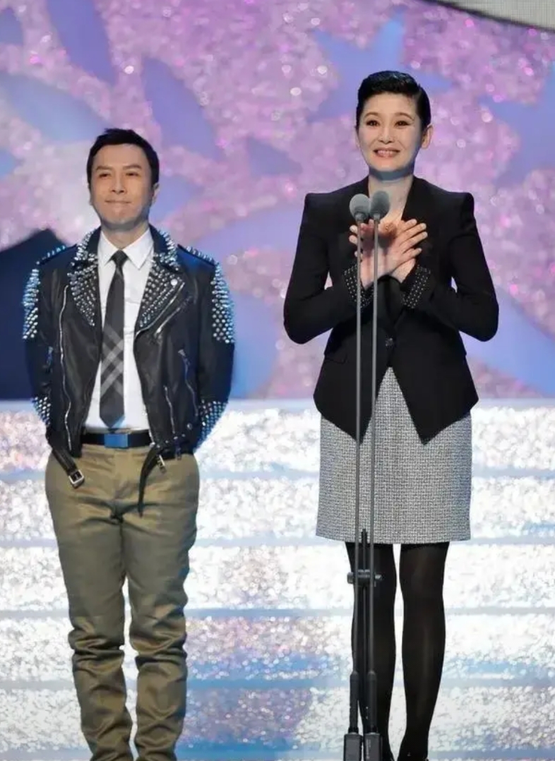 没想到甄子丹的个子这么矮。
甄子丹和徐帆的合影。徐帆身穿黑色西装，毛呢短裙，打扮