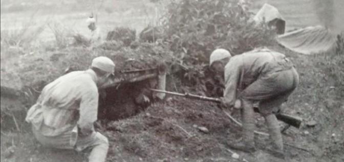 1944年8月，连长陈启明无意中发现，一名日军俘虏的脖子上挂着一块铜牌，上面刻着