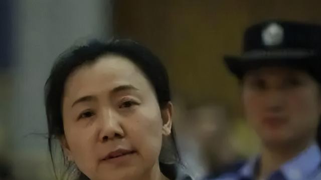她为上位花费五百万整容，靠美貌敛财数十亿，最终的结局令人唏嘘