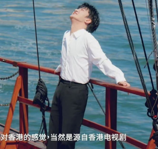 周深的维港打卡甜度超标！星光大道上认真模仿打卡pose，身旁是维港的璀璨夜景，港
