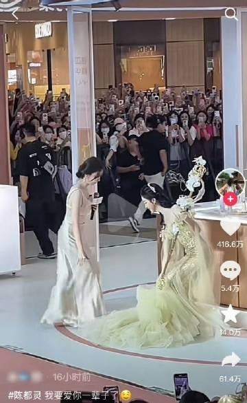 陈都灵的路人缘好恐怖，16小时前的高糊路人视频，外赞416万，内赞156万……转