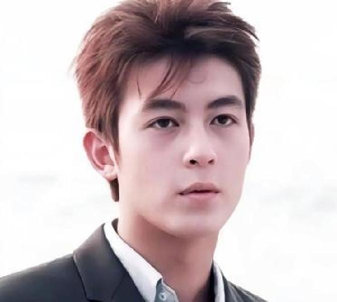 这事儿搁谁身上都得火大。陈冠希早前从东京飞往纽约，手握最高等级的航空钻石卡，按规