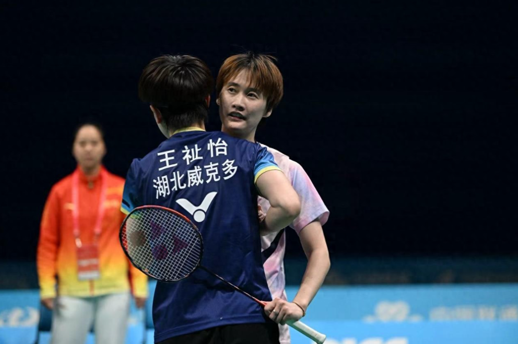 第十五届全国运动会羽毛球项目女单决赛中，浙江姑娘陈雨菲21-10、18-21、1