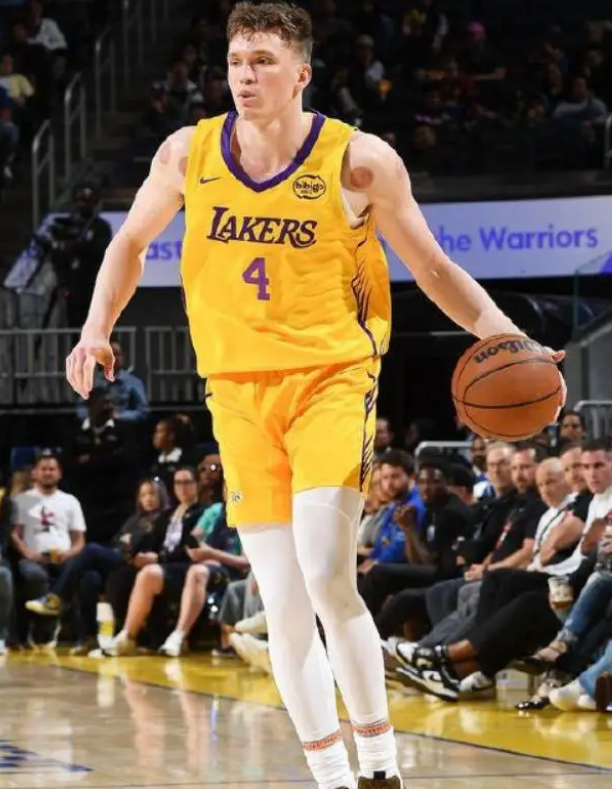 NBA夏季联赛，湖人58-67不敌快船。这场比赛，湖人这边布朗尼得到了17分5板