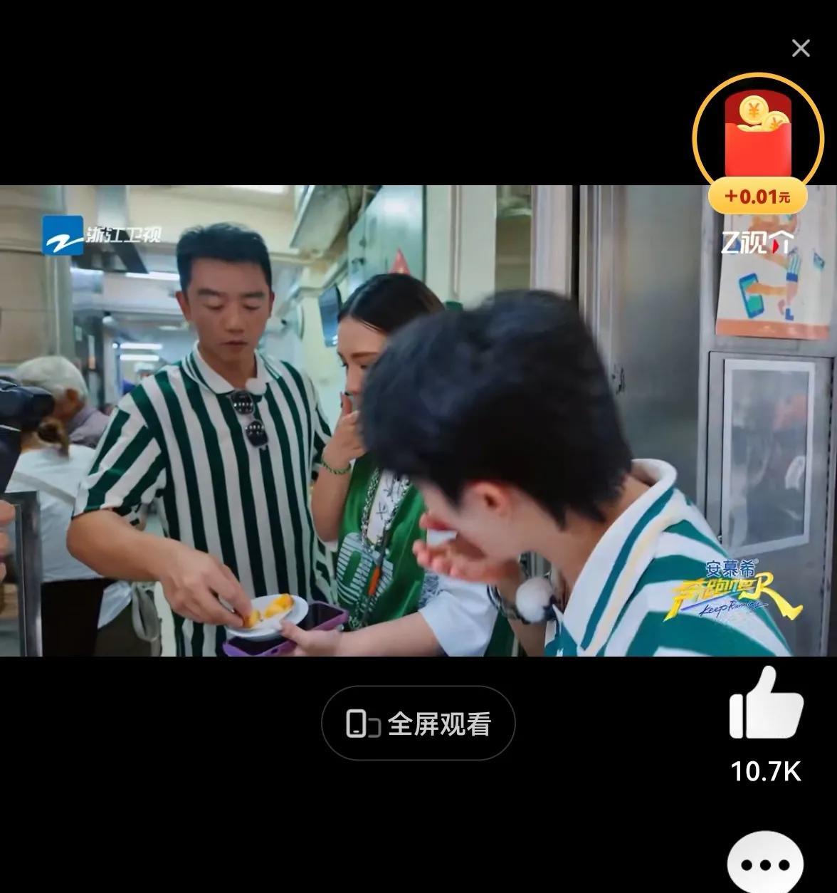 《奔跑吧》里周深吃烫蛋挞那场面可太炸了！四十年的老店，蛋挞热得他一个劲儿喊“嘴里