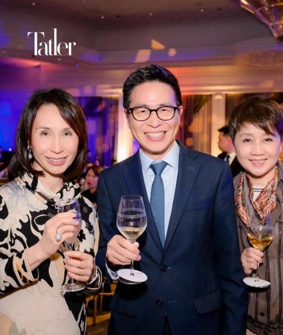 何鸿燊家族活动汇聚名流，二房四房关系融洽，共同推动澳娱和澳博发展，霍震寰夫妇现身