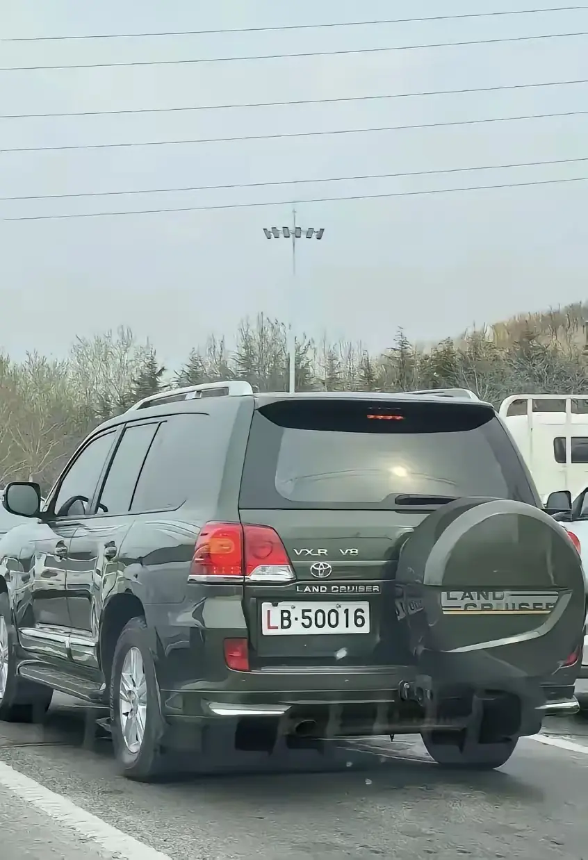 凡是军车就应该使用真正国产的特制车辆。
