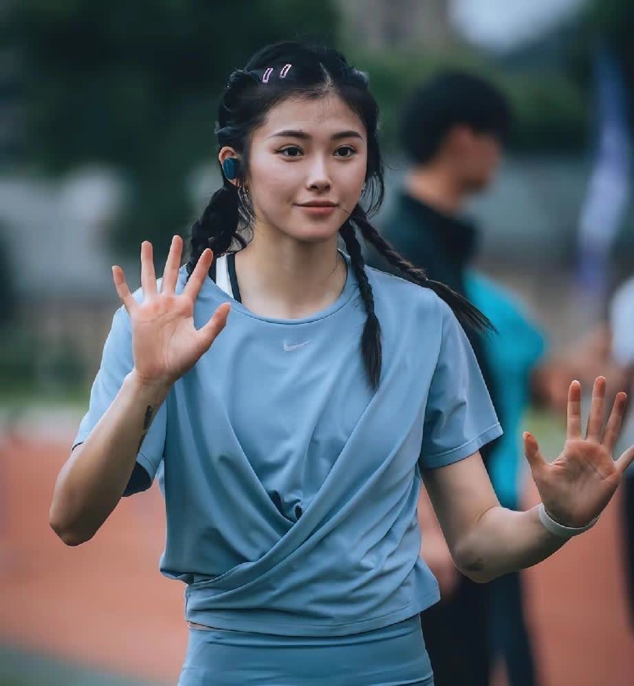 发现没有，
吴艳妮这个人
别的什么都好！

赛场上化妆，手指比天，狂得没