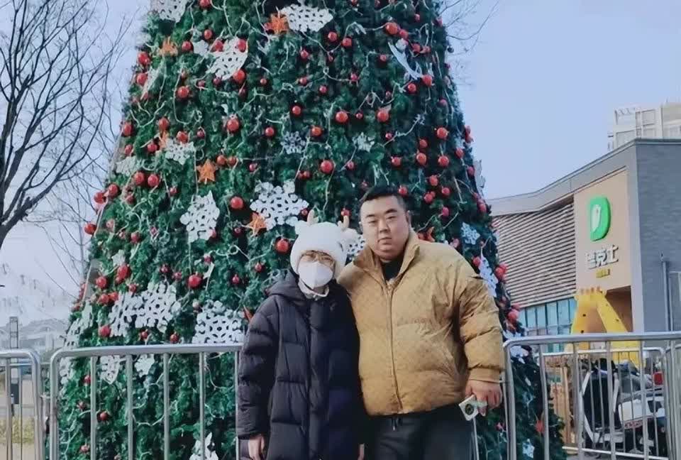 38岁的梁娇与丈夫先后离世，留下两个孩子和四个老人，命运对这个家庭太过无情。两个