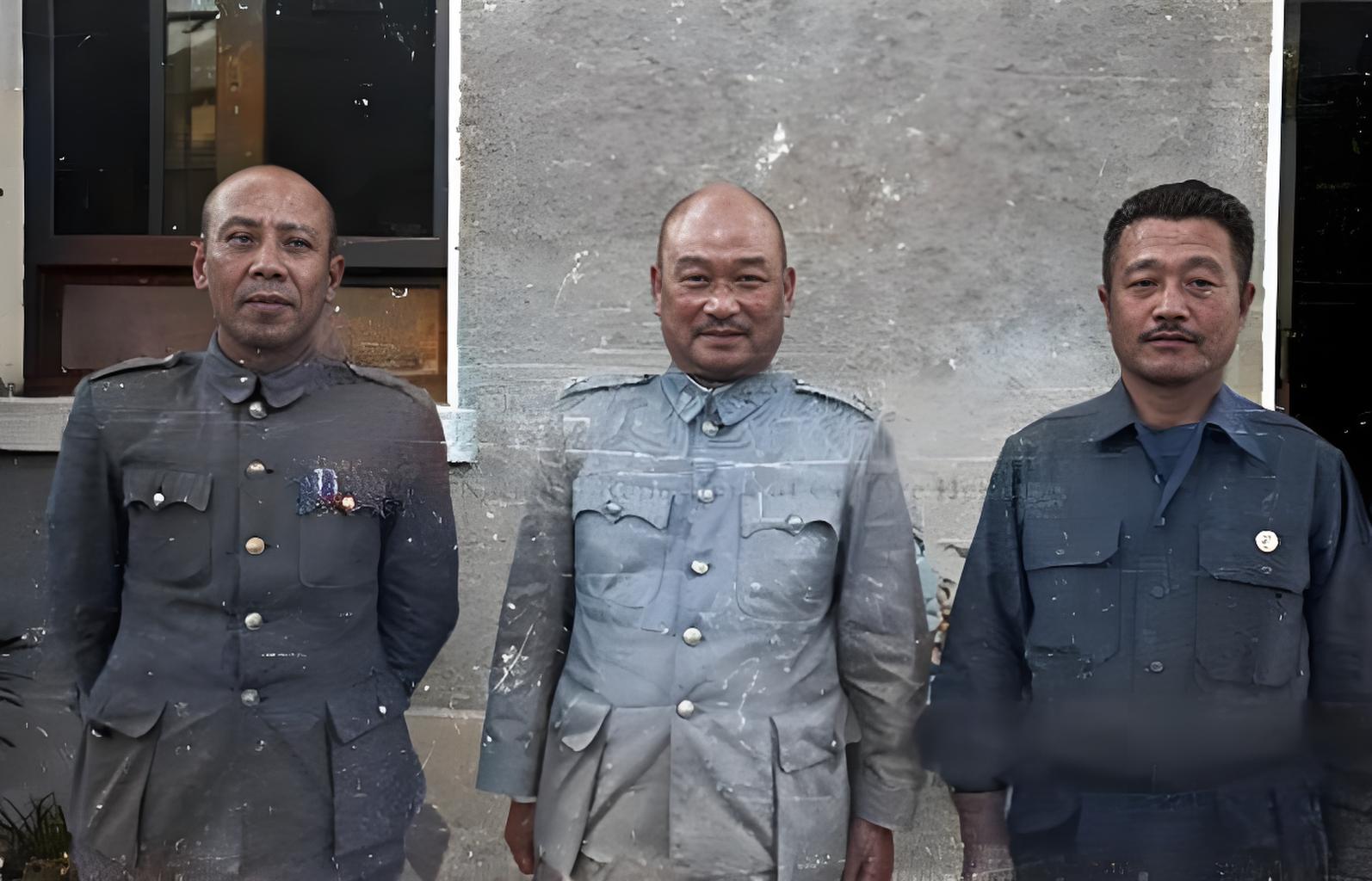 这张照片中，从左至右分别是黄百韬、刘峙和杜聿明。
站在左边的黄百韬，军装笔挺，他