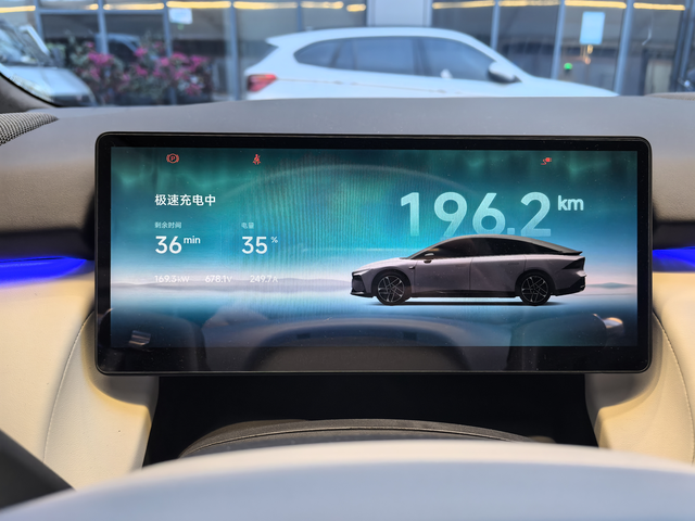 电车充电其实一点都不无聊
油车车主都觉得电车充电要冲那么久，在车里一定很无聊，其