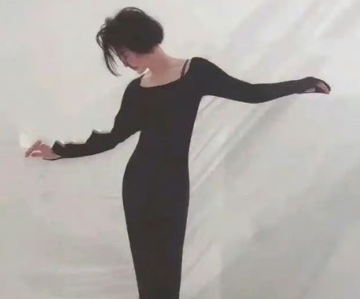 王菲根本不像50多岁的女人，这身材谁看了不迷糊，气质满满，怪不得谢霆锋迷的不要不