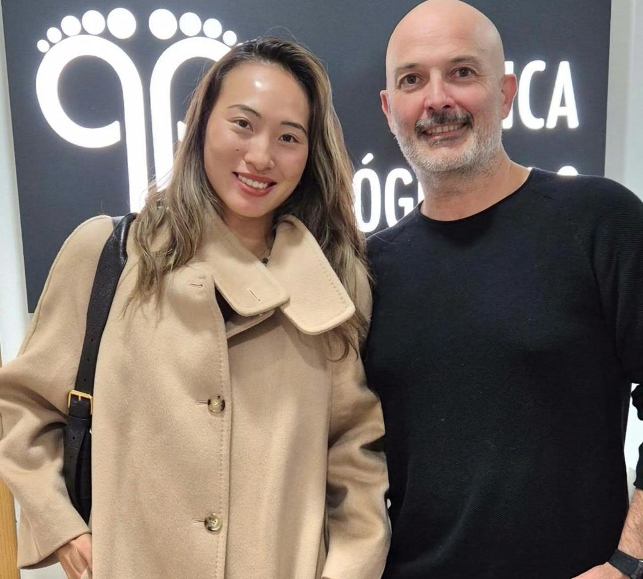 新鲜的郑钦文来了！
她去了巴塞罗那的一家足部诊所，不是因为伤病，而是去定制鞋垫，