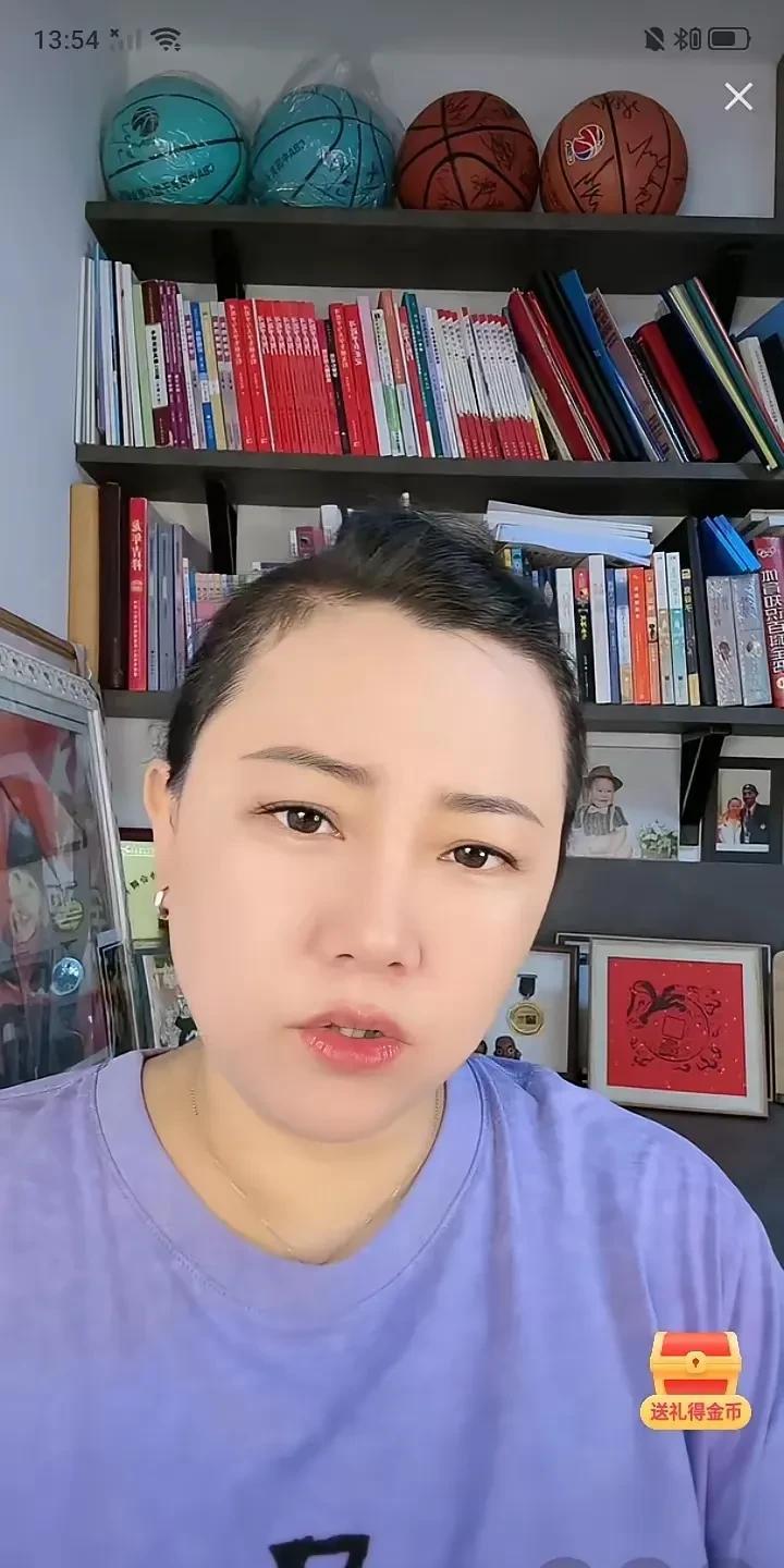 前中国女篮名将马增玉在直播中谈到宫鲁鸣重新选择女篮队员进入国家队集训名单一事时表